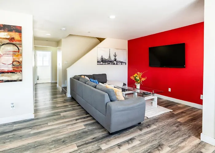 Modern 2 Level 5-Bedroom 3-Bathroom Close To Downtown La