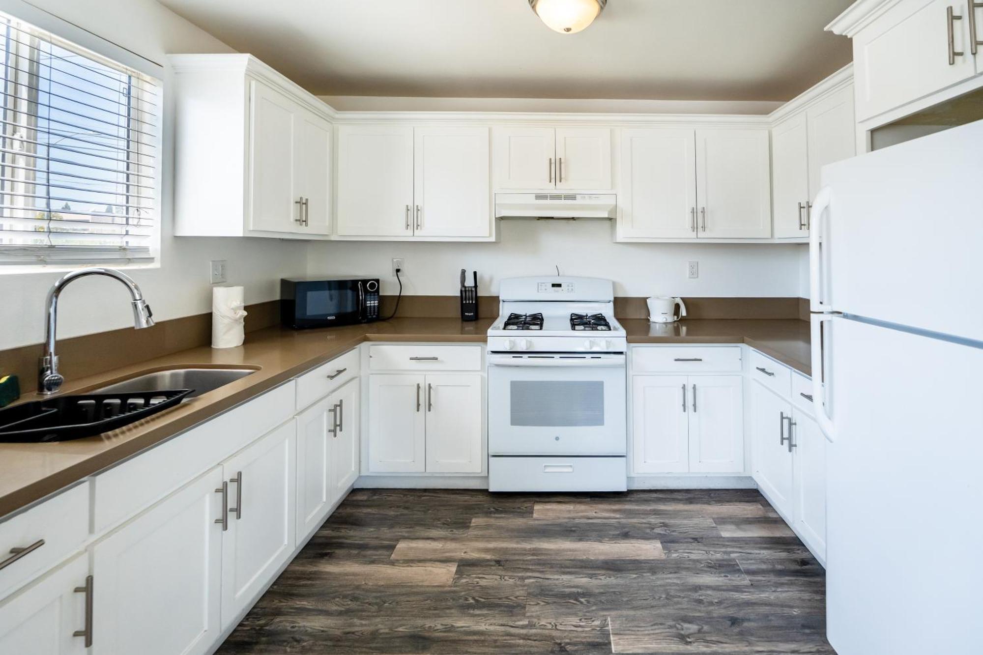 Modern 2 Level 5-bedroom 3-bathroom Close To Downtown La *
