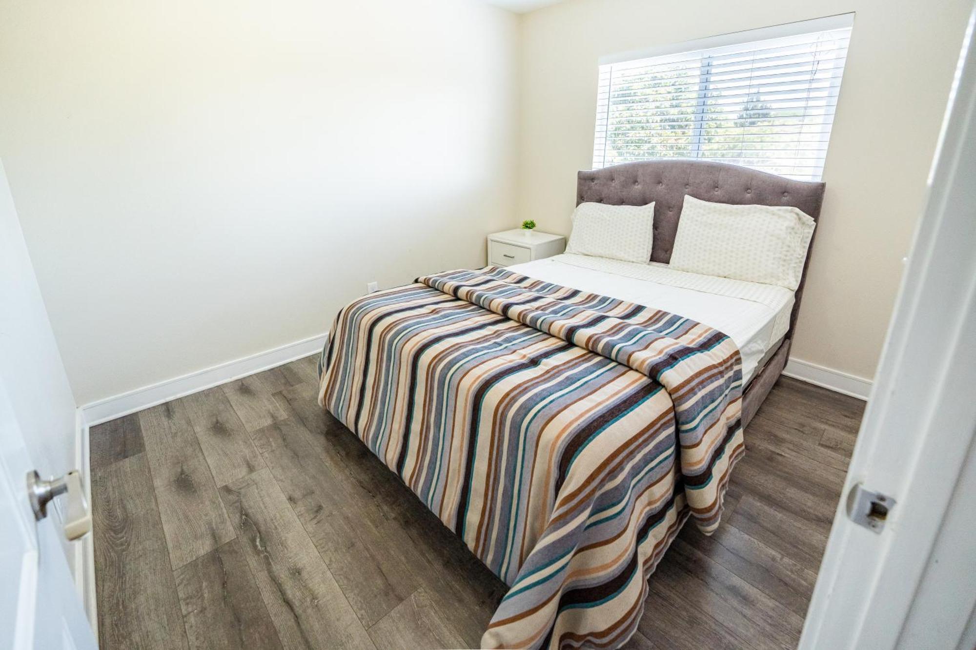 Modern 2 Level 5-bedroom 3-bathroom Close To Downtown La Apartamento *