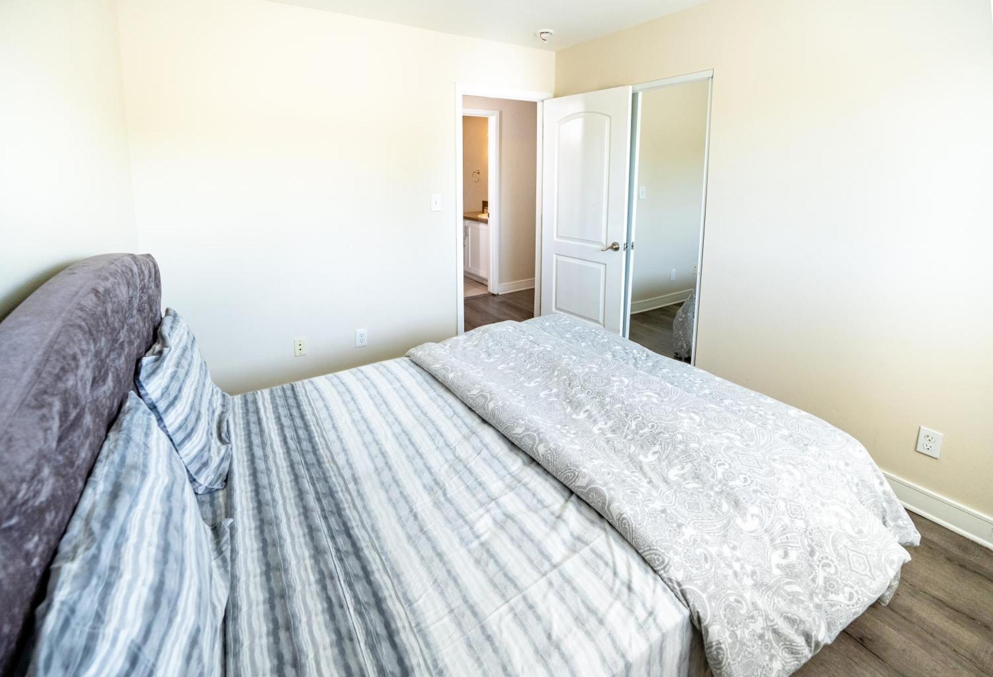 Modern 2 Level 5-bedroom 3-bathroom Close To Downtown La Apartamento Los Ángeles