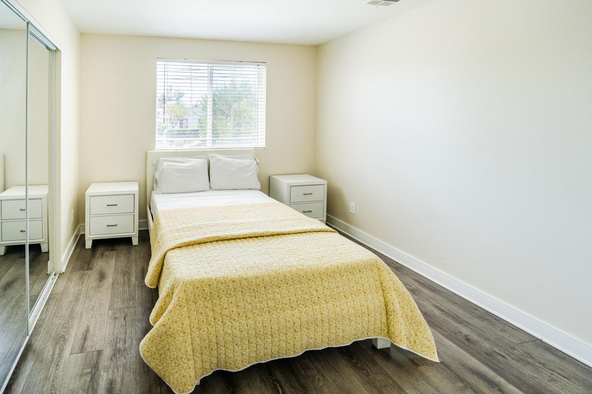 Modern 2 Level 5-bedroom 3-bathroom Close To Downtown La Apartamento *