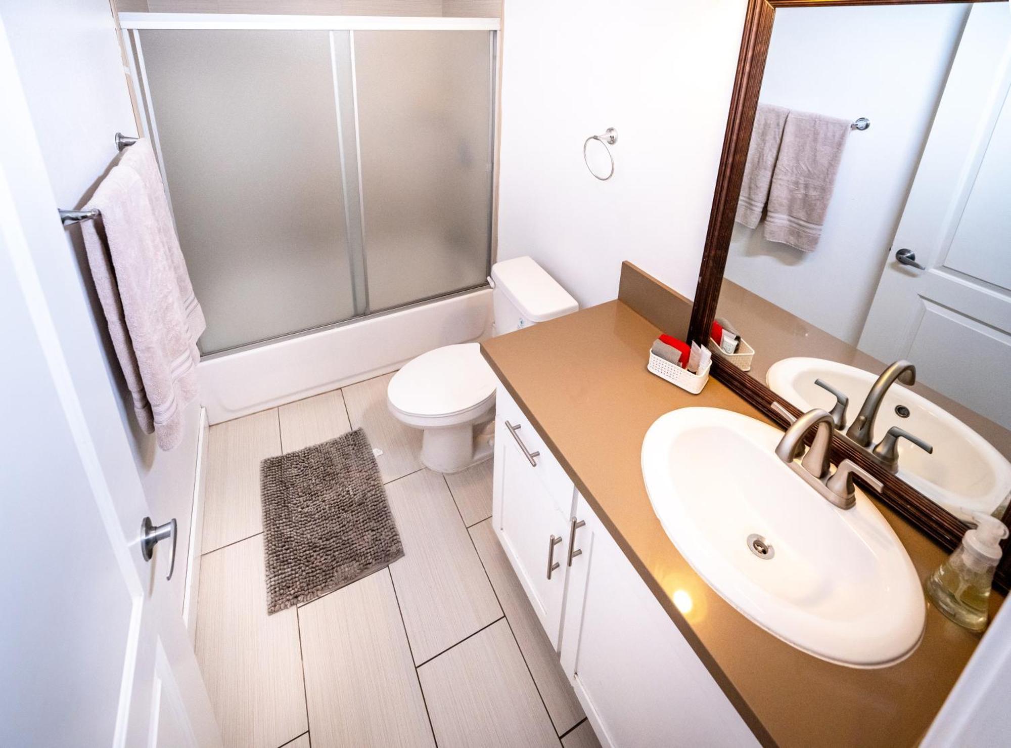 Modern 2 Level 5-bedroom 3-bathroom Close To Downtown La Apartamento